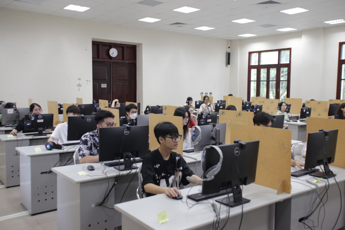 V-SAT là bài thi đánh giá đầu vào đại học bằng hình thức thi trên máy vi tính. Ảnh: website nhà trường 782ef04d_2.jpg