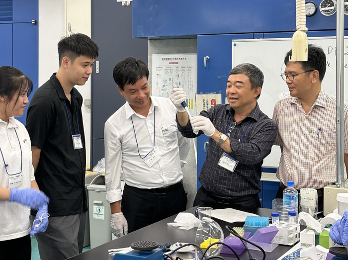 Thầy trò Trường Đại học Xây dựng Hà Nội thực hành phân tích ADN bằng kỹ thuật PCR. Ảnh: NVCC thầy tro.jpg