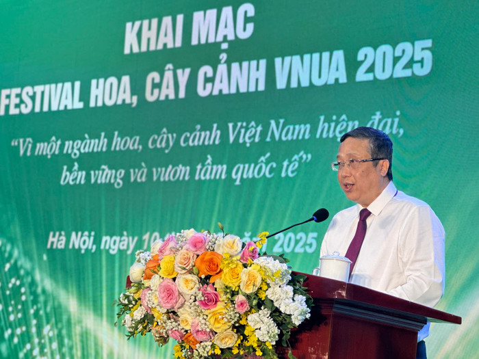 Thứ trưởng Bộ Nông nghiệp và Môi trường Hoàng Trung chia sẻ tại buổi lễ.