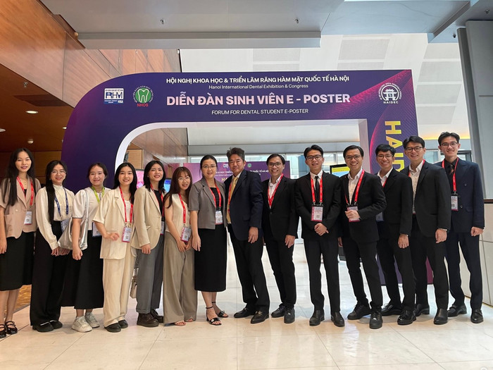 Giảng viên và sinh viên khoa Răng - Hàm - Mặt, Trường Đại học Y dược Cần Thơ tham dự hội nghị khoa học và triển lãm Răng Hàm Mặt quốc tế Hà Nội. Ảnh: NVCC Sinh viên tham dự hội nghị hà nội.JPG