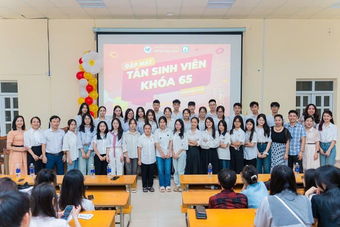 Chương trình chào đón Tân sinh viên ngành Sư phạm Khoa học tự nhiên tại Trường Đại học Vinh. Ảnh: NVCC chào tân sv.png