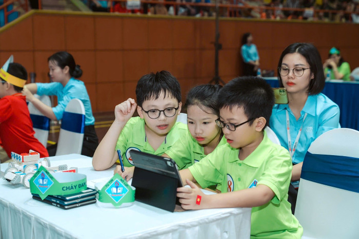 Các đội chơi tập trung cao độ trả lời các câu hỏi thú vị thông qua các thiết bị thông minh 6.jpg