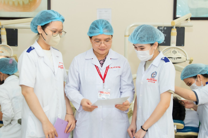 Phó giáo sư, Tiến sĩ, Bác sĩ Đỗ Thị Thảo (ở giữa) - Trưởng khoa Răng - Hàm - Mặt, Trưởng liên bộ môn Bệnh học miệng - Nha chu Trường Đại học Y dược Cần Thơ (hiện đang là Bác sĩ điều trị tại Khoa Răng - Hàm - Mặt, Bệnh viện Trường Đại học Y dược Cần Thơ). Ảnh: NVCC SV. PGS THẢO.jpg