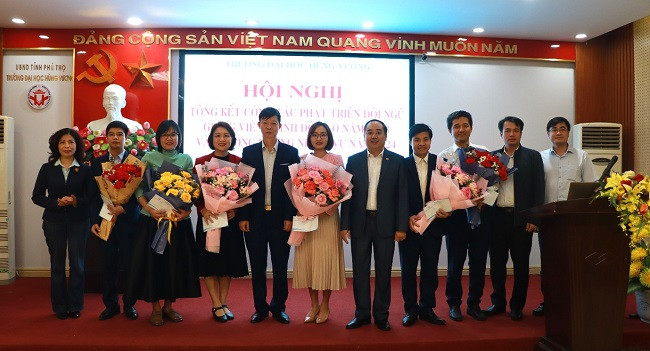 Trường Đại học Hùng Vương chúc mừng nhiều thầy cô đã hoàn thành khóa nghiên cứu sinh. Ảnh: website nhà trường 20012024-hoi-nghi-nghien-cuu-sinh-6.jpg