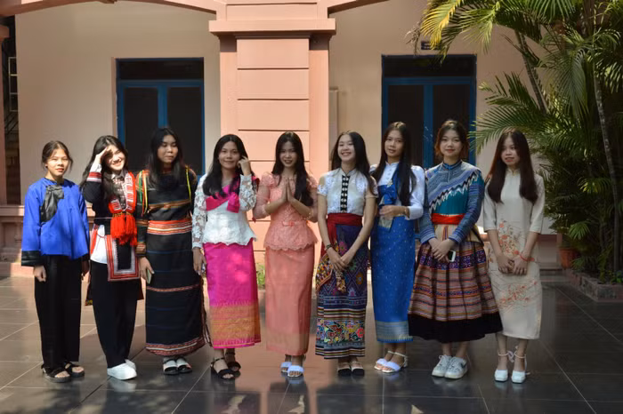 Sinh viên Khóa 3 chụp lưu niệm nhân ngày 20_11.jpg