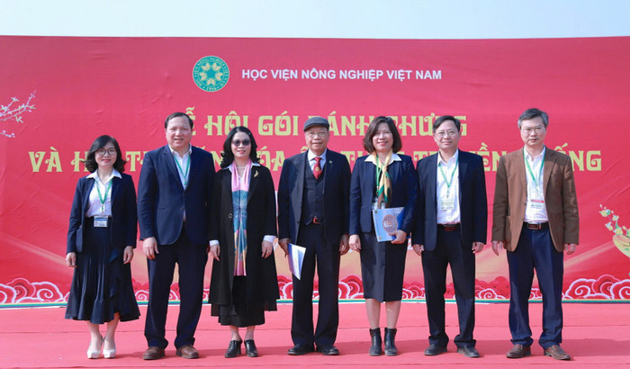 Lãnh đạo Học viện Nông nghiệp Việt Nam tại hội thi IMG_8201.JPG