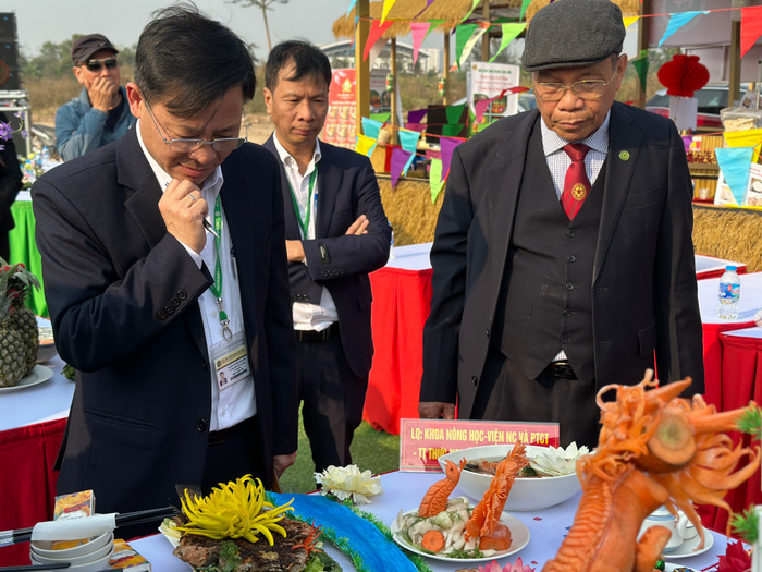 Ban giám khảo tham quan và đánh giá các mâm cỗ IMG_8181.jpg