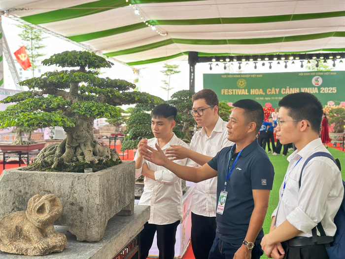 Anh Lê Đức Nam chia sẻ với sinh viên tại khu triển lãm.