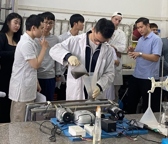 Sinh viên ngành Kỹ thuật Cấp thoát nước, Trường Đại học Xây dựng Hà Nội thực hành trên mô hình thí nghiệm xử lý nước thải. Ảnh: NVCC Sv ĐH Xây dựng thực hành.jpg
