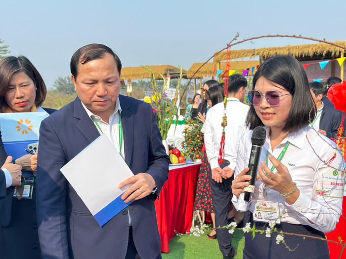 Cô Bùi Thị Lâm - đại diện liên quân khoa Kế toán và Quản trị kinh doanh - khoa Công nghệ thông tin thuyết trình tại hội thi IMG_8104.jpg