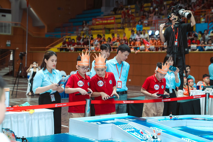 Các đội chơi cẩn thận và khéo léo điều khiển Robot để có điểm số cao nhất 7.jpg