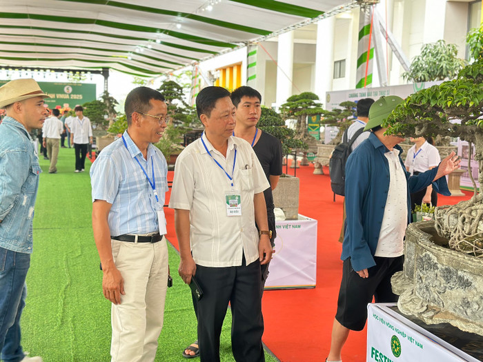 Ông Nguyễn Mạnh Quỳnh tham quan khu triển lãm.