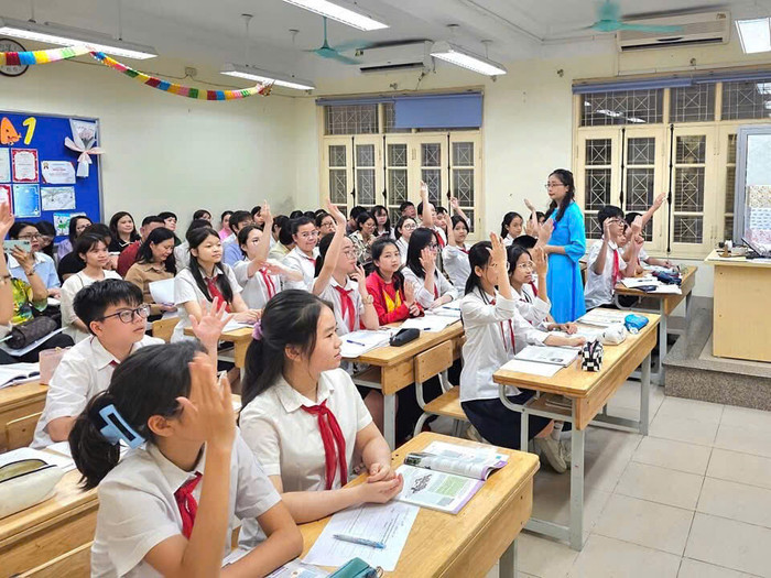 Cô Lê Linh Chi trong tiết dạy phân môn Lịch sử. Ảnh: NVCC z6497552566609_8e2967ba607374f3c7b1c0de1089f62d.jpg