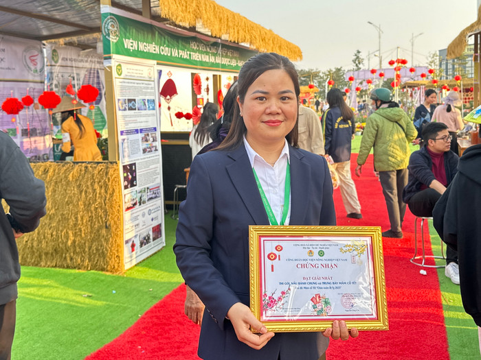 Tiến sĩ Thiều Thị Phong Thu đại diện liên quân nhận giải thưởng IMG_8189.jpg