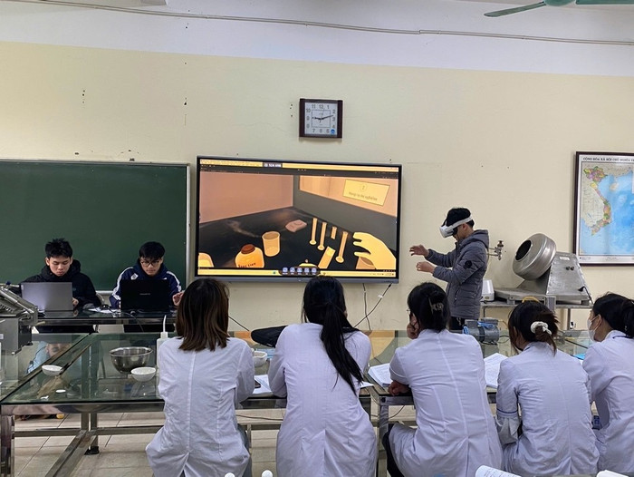 Trường Công nghệ, Đại học Kinh tế quốc dân đầu tư phòng lab để sinh viên có thể thuận lợi nghiên cứu. Ảnh: NVCC lab neu.jpg