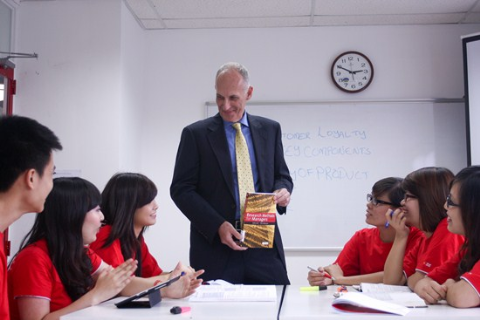 Sinh viên và giảng viên. Sinh viên và giảng viên.