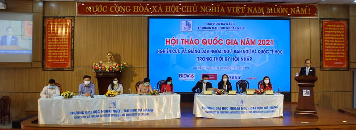 Phó Giáo sư Trần Hữu Phúc – Hiệu trưởng Trường Đại học Ngoại ngữ - Đại học Đà Nẵng phát biểu khai mạc hội thảo khoa học quốc gia. Ảnh: NTTC