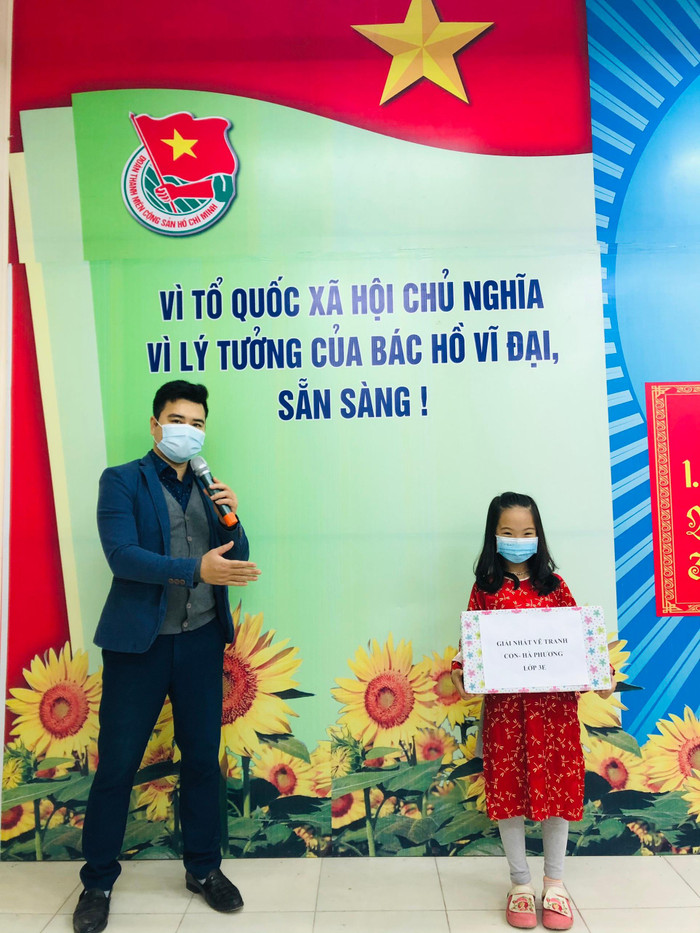 Thầy Hồ Sỹ Dũng, Tổng phụ trách Đội đang là F1 và cũng đang phải cách ly tập trung tại trường cho biết, hiện tại các em học sinh và phụ huynh đều rất phấn khởi khi kết quả xét nghiệm lần 2 đều âm tính. Dự kiến, chiều 10/02/2021 sẽ có kết quả xét nghiệm lần 3. Nếu kết quả đều âm tính với Covid-19 rất có thể toàn thể các em học sinh và phụ huynh sẽ được trở về nhà tự cách ly theo tinh thần mới nhất của Bộ Y tế. Thầy Hồ Sỹ Dũng, Tổng phụ trách Đội đang là F1 và cũng đang phải cách ly tập trung tại trường cho biết, hiện tại các em học sinh và phụ huynh đều rất phấn khởi khi kết quả xét nghiệm lần 2 đều âm tính. Dự kiến, chiều 10/02/2021 sẽ có kết quả xét nghiệm lần 3. Nếu kết quả đều âm tính với Covid-19 rất có thể toàn thể các em học sinh và phụ huynh sẽ được trở về nhà tự cách ly theo tinh thần mới nhất của Bộ Y tế.