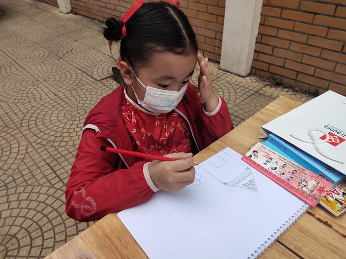 Các em học sinh cùng thi vẽ tranh với chủ đề: “Tết và phòng, chống dịch Covid-19”. Các em học sinh cùng thi vẽ tranh với chủ đề: “Tết và phòng, chống dịch Covid-19”.