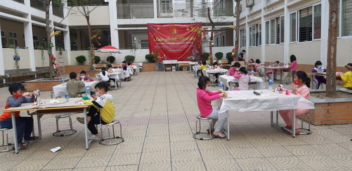 “Vui Xuân Mới không quên nhiệm vụ”, Các em vẫn đảm bảo khoảng cách và đeo khẩu trang khi tham gia thi vẽ tranh. “Vui Xuân Mới không quên nhiệm vụ”, Các em vẫn đảm bảo khoảng cách và đeo khẩu trang khi tham gia thi vẽ tranh.