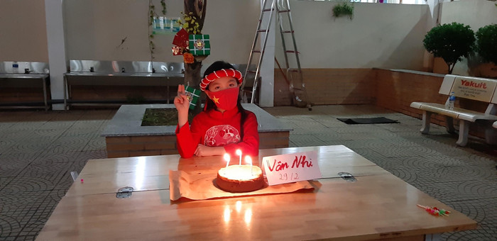 Trước đó, tối 7/2/2021, trong khu cách ly, Trường Tiểu học Xuân Phương (Hà Nội) cũng đã tổ chức sinh nhật cho các em sinh vào tháng 2. Trước đó, tối 7/2/2021, trong khu cách ly, Trường Tiểu học Xuân Phương (Hà Nội) cũng đã tổ chức sinh nhật cho các em sinh vào tháng 2.