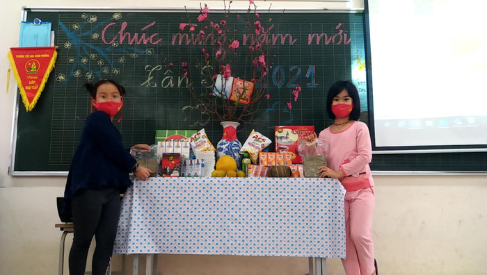 Trong những ngày qua, cô trò trường Tiểu học Xuân Phương nhận được nhiều sự quan tâm của các cá nhân và tổ chức nên dù phải thực hiện cách ly, bên trong trường vẫn đủ đầy không khí Tết. Các phòng cách ly đều có cành đào, cây quất, mâm ngũ quả. Trong những ngày qua, cô trò trường Tiểu học Xuân Phương nhận được nhiều sự quan tâm của các cá nhân và tổ chức nên dù phải thực hiện cách ly, bên trong trường vẫn đủ đầy không khí Tết. Các phòng cách ly đều có cành đào, cây quất, mâm ngũ quả.