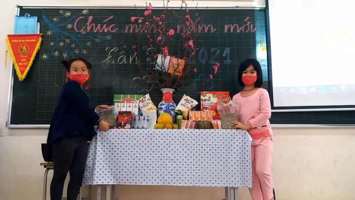 Trong những ngày qua, cô trò trường Tiểu học Xuân Phương nhận được nhiều sự quan tâm của các cá nhân và tổ chức nên dù phải thực hiện cách ly, bên trong trường vẫn đủ đầy không khí Tết. Các phòng cách ly đều có cành đào, cây quất, mâm ngũ quả.