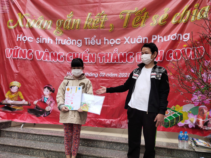 Đại diện cha mẹ học sinh trao phần thưởng cho học sinh. Đại diện cha mẹ học sinh trao phần thưởng cho học sinh.