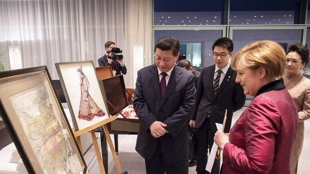 Ngay cả tấm bản đồ cổ thời Càn Long mà Thủ tướng Đức Angela Merkel tặng Chủ tịch Trung Quốc Tập Cận Bình hồi tháng 3 vừa qua cũng thể hiện rõ biên giới lãnh thổ cực nam của Trung Quốc thời Càn Long chỉ đến đảo Hải Nam, làm gì có chuyện người Trung Quốc "thực thi chủ quyền" với 2 quần đảo Hoàng Sa, Trường Sa từ 2000 năm trước? Ngay cả tấm bản đồ cổ thời Càn Long mà Thủ tướng Đức Angela Merkel tặng Chủ tịch Trung Quốc Tập Cận Bình hồi tháng 3 vừa qua cũng thể hiện rõ biên giới lãnh thổ cực nam của Trung Quốc thời Càn Long chỉ đến đảo Hải Nam, làm gì có chuyện người Trung Quốc "thực thi chủ quyền" với 2 quần đảo Hoàng Sa, Trường Sa từ 2000 năm trước?