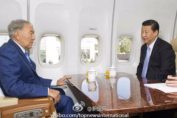 Bàn trà trên chuyên cơ.