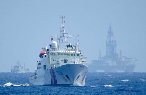 Ít nhất đã có 5 tàu chiến Trung Quốc bị phát hiện lượn lờ quanh khu vực giàn khoan 981 hạ đặt trái phép. Ít nhất đã có 5 tàu chiến Trung Quốc bị phát hiện lượn lờ quanh khu vực giàn khoan 981 hạ đặt trái phép.