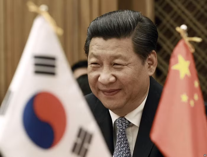 Chủ tịch Tập Cận Bình tại Seoul. Một trong những mục đích chuyến công du Hàn Quốc của ông hồi tuần trước là nhằm lôi kéo Seoul vào một "mặt trận chống Nhật Bản" nhưng bất thành, theo giới phân tích quốc tế. Ảnh: VOA News.