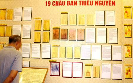 19 châu bản triều Nguyễn được công bố là tài liệu lịch sử - pháp lý có giá trị rất lớn trong việc tranh tụng tại cơ quan tài phán quốc tế để bảo vệ chủ quyền của Việt Nam đối với 2 quần đảo Hoàng Sa, Trường Sa. Ảnh: Đại Đoàn Kết. 19 châu bản triều Nguyễn được công bố là tài liệu lịch sử - pháp lý có giá trị rất lớn trong việc tranh tụng tại cơ quan tài phán quốc tế để bảo vệ chủ quyền của Việt Nam đối với 2 quần đảo Hoàng Sa, Trường Sa. Ảnh: Đại Đoàn Kết.