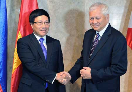 Phó Thủ tướng kiêm Bộ trưởng Ngoại giao Phạm Bình Minh tiếp và hội đàm với Ngoại trưởng Philippines Albert del Rosario. Phó Thủ tướng kiêm Bộ trưởng Ngoại giao Phạm Bình Minh tiếp và hội đàm với Ngoại trưởng Philippines Albert del Rosario.