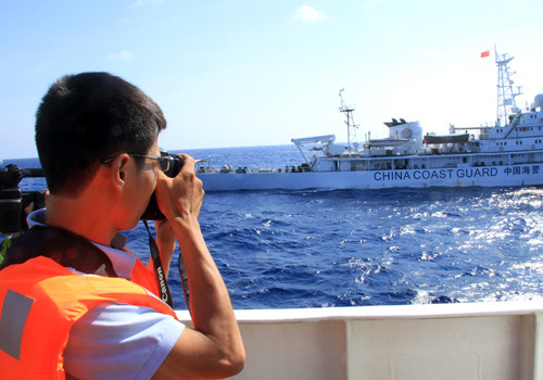 Các phóng viên Việt Nam và quốc tế đã trực tiếp chứng kiến các hành động hung hăng và nguy hiểm của tàu Hải cảnh Trung Quốc đối với các tàu Kiểm ngư, Cảnh sát biển Việt Nam ngay trên vùng đặc quyền kinh tế và thềm lục địa của Việt Nam gần nơi họ hạ đặt trái phép giàn khoan 981. Ảnh: Talk Vietnam.