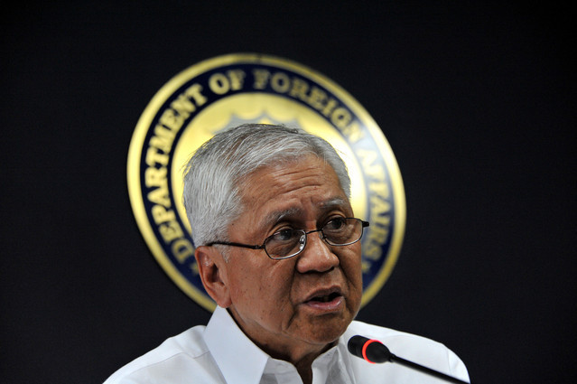 Ngoại trưởng Philippines Albert del Rosario. Ngoại trưởng Philippines Albert del Rosario.