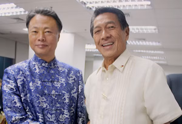 Ông Triệu Kiến Hoa (trái) và Chủ tịch Phòng Công nghiệp thương mại Philippines
