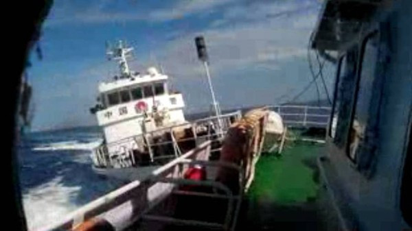 Tàu Hải cảnh Trung Quốc côn đồ, liều lĩnh đâm thẳng vào tàu của lực lượng chức năng Việt Nam hôm 8/5 khi đang làm nhiệm vụ gần nơi giàn khoan 981 hạ đặt trái phép. Tàu Hải cảnh Trung Quốc côn đồ, liều lĩnh đâm thẳng vào tàu của lực lượng chức năng Việt Nam hôm 8/5 khi đang làm nhiệm vụ gần nơi giàn khoan 981 hạ đặt trái phép.