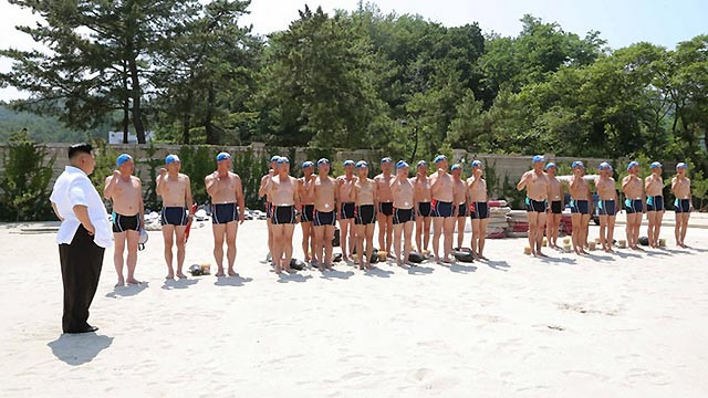 Sĩ quan chỉ huy 2 hạm đội Đông Hải, Tây Hải giơ tay thể hiện quyết tâm trước khi bơi. Sĩ quan chỉ huy 2 hạm đội Đông Hải, Tây Hải giơ tay thể hiện quyết tâm trước khi bơi.