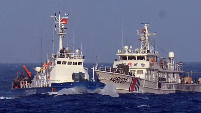 Tàu Hải cảnh Trung Quốc liều lĩnh đâm thẳng vào mạn tàu thực thi pháp luật của Việt Nam đang kêu gọi Bắc Kinh rút giàn khoan 981 hạ đặt trái phép trong vùng đặc quyền kinh tế, thềm lục địa của Việt Nam. Ảnh: VOV.