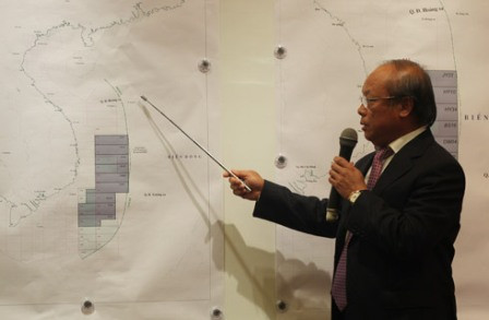 Chỉ với đường lưỡi bò vu vơ, năm 2012 Trung Quốc ngang nhiên tuyên bố mời thầu 9 lô dầu khí sâu trong vùng đặc quyền kinh tế và thềm lục địa của Việt Nam, chà đạp luật pháp và công luận quốc tế. Ảnh: Vnexpress.