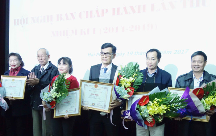 Lãnh đạo Hiệp hội tặng bằng khen các thành viên có thành tích xuất sắc trong năm 2017