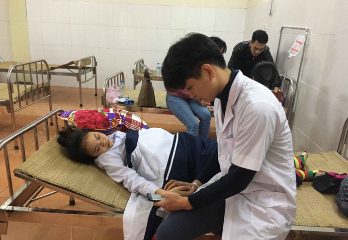 Hàng chục học sinh bị ngộ độc khí thải tại trường trong giờ học Hàng chục học sinh bị ngộ độc khí thải tại trường trong giờ học