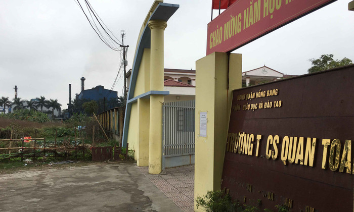 Trường trung học cơ sở Quán Toan phải dừng buổi học do bị khói độc từ nhà máy thép bao phủ Trường trung học cơ sở Quán Toan phải dừng buổi học do bị khói độc từ nhà máy thép bao phủ