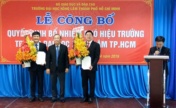 Hai Phó Hiệu trưởng Trường Đại học Nông Lâm Thành phố Hồ Chí Minh nhận quyết định và lẵng hoa chúc mừng từ Ban Giám hiệu nhà trường. (Ảnh: H.L)