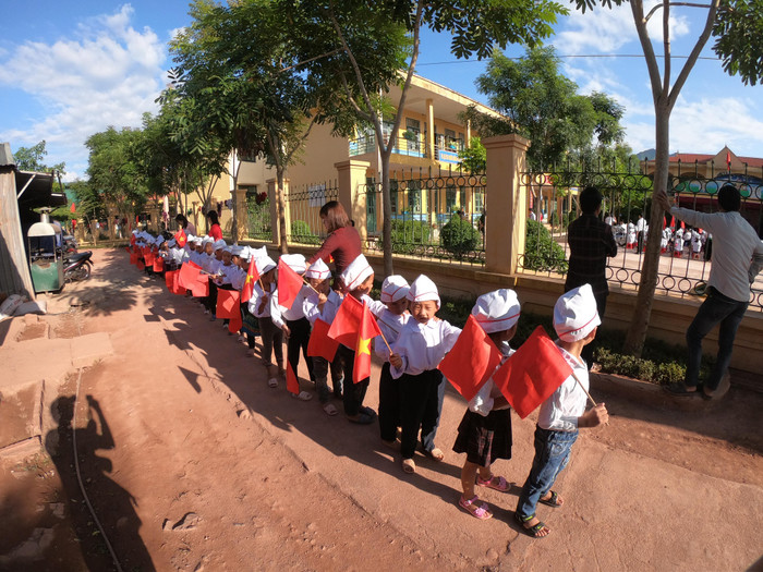 Nhiều thầy cô giáo lo lắng khi học sinh vùng cao đến trường thiếu sách vì giá cao, chính sách cắt giảm. Ảnh: LC