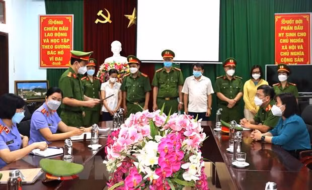 Cơ quan Cảnh sát Điều tra - Công an tỉnh Hà Giang thi hành các quyết định khởi tố vụ án, bắt tạm giam Giám đốc và hai cán bộ CDC Hà Giang. (Ảnh: Minh Tâm/TTXVN)