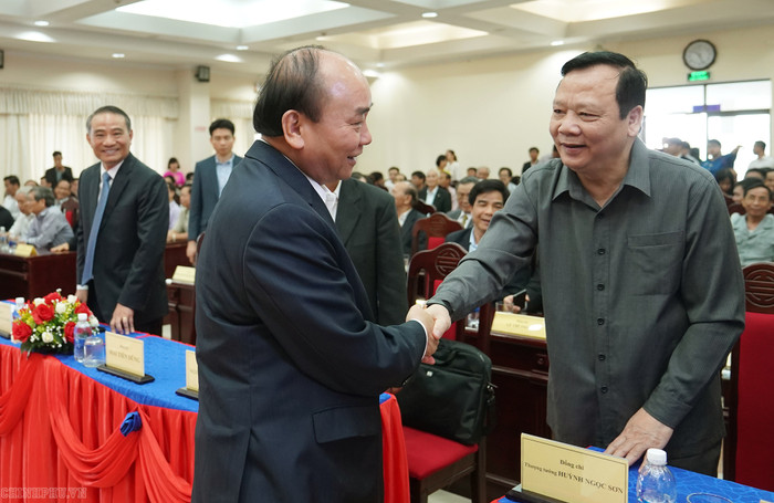 Thủ tướng trò chuyện với các đại biểu. Ảnh: VGP Thủ tướng trò chuyện với các đại biểu. Ảnh: VGP