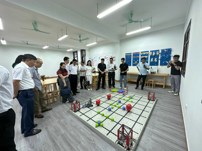 Các đại biểu thăm quan phòng giáo dục STEM Robotic. Các đại biểu thăm quan phòng giáo dục STEM Robotic.