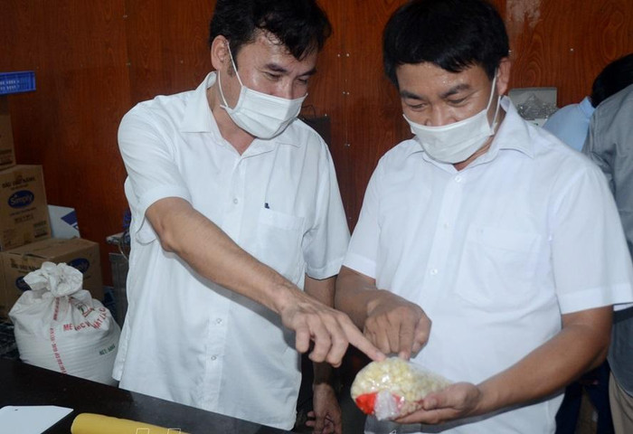 Đoàn kiểm tra liên ngành của tỉnh kiểm tra các nguyên liệu làm bánh trung thu của cơ sở sản xuất bánh trung thu trên địa bàn Thành phố Phủ Lý. Ảnh: hanamtv.vn Đoàn kiểm tra liên ngành của tỉnh kiểm tra các nguyên liệu làm bánh trung thu của cơ sở sản xuất bánh trung thu trên địa bàn Thành phố Phủ Lý. Ảnh: hanamtv.vn